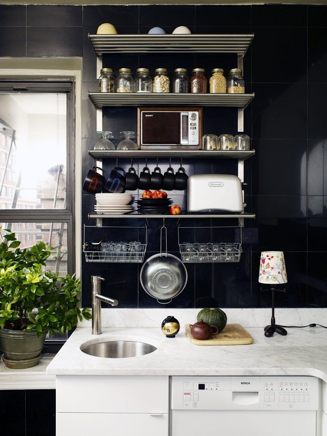 Как сделать маленькую кухню удобнее: 30 идей