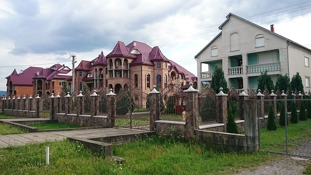 Вот 20 фото самого богатого села Украины. Скажу честно: челюсть отвисла!..