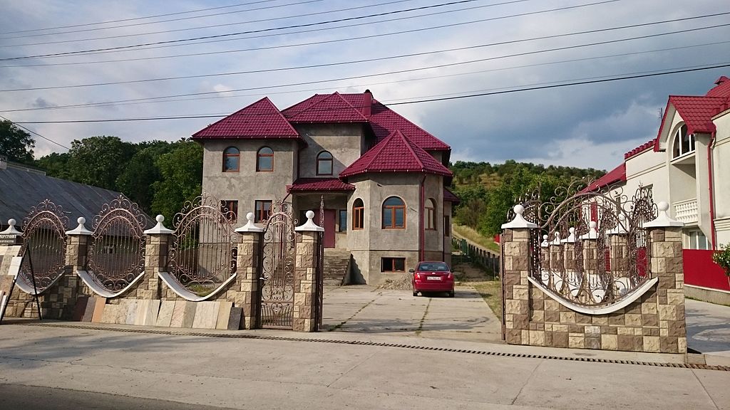 Вот 20 фото самого богатого села Украины. Скажу честно: челюсть отвисла!..