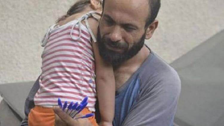 Этот мужчина с дочерью продавали ручки на улице для того, чтобы выжить. Всего одна фотография изменила их жизнь