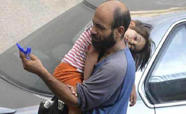 Этот мужчина с дочерью продавали ручки на улице для того, чтобы выжить. Всего одна фотография изменила их жизнь