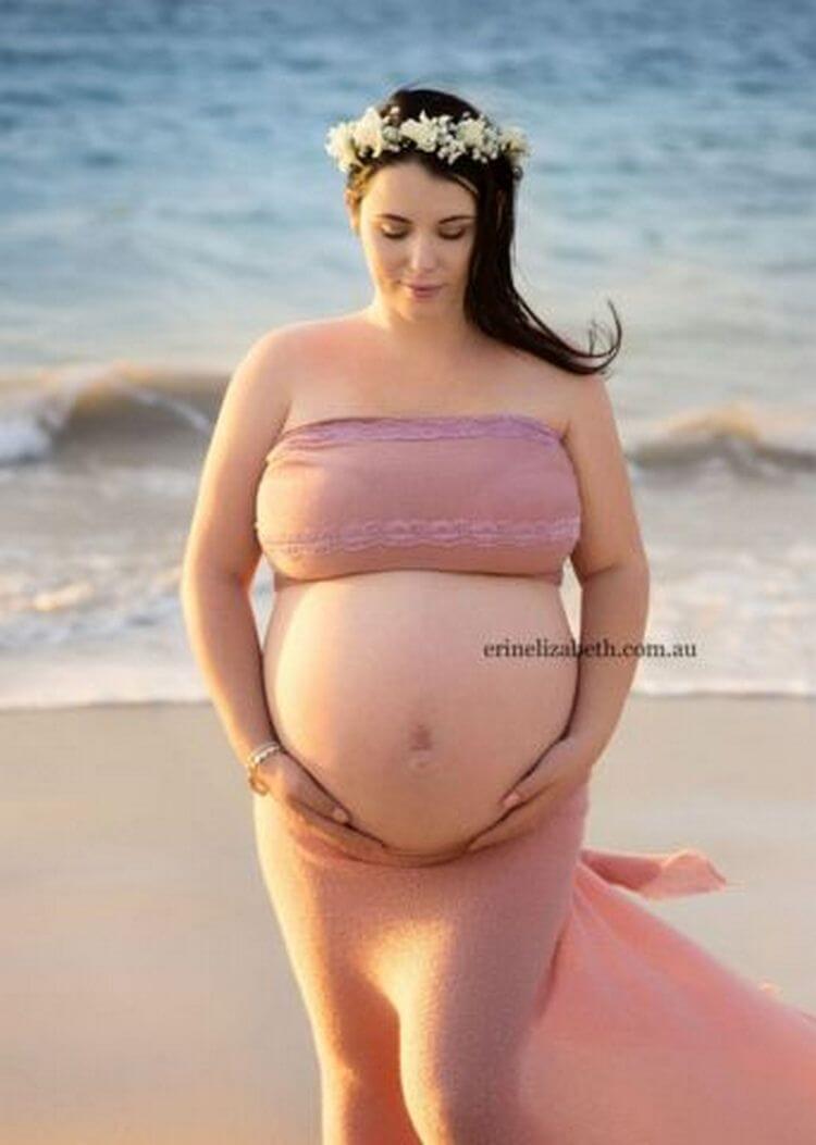 Эта женщина просто фотографировалась беременной на пляже…