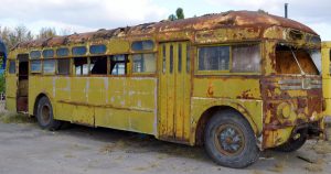 Девушка купила старый автобус за копейки. И превратила его в настоящие царские хоромы