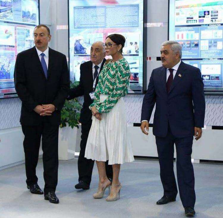 Первая леди Азербайджана затмила икону стиля Меланию Трамп. Вот как она выглядит