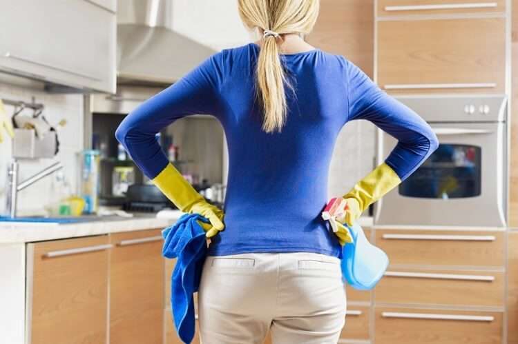 5 быстрых способов очистить кухонные шкафчики от жирного налета.