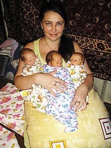 34-летняя киевлянка Ирина оказалась в тяжелом положении: ухаживать за малышами ей помогает только 70-летняя мама