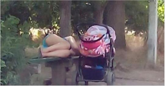 Девушка лежала на лавочке, а в это время коляске плакал ребенок