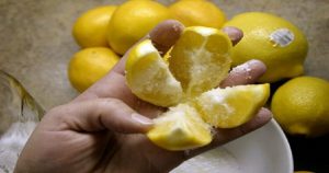 Разрежьте 1 лимон на 4 части, посыпьте солью и положите у себя на кухне, чтобы устранить запах и избавиться от микробов