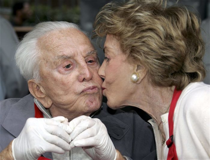 Кирк Дуглас поздравил супругу со 100-летним юбилеем
