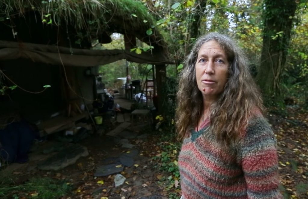 Женщина вот уже 18 лет живет в лесу в полном одиночестве