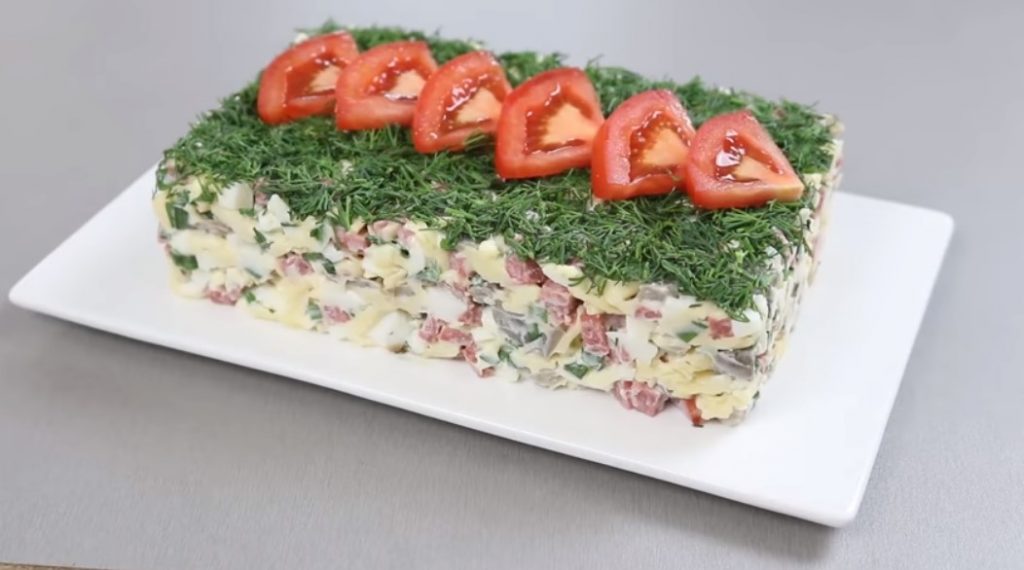 Салат с копченой колбасой и маринованными грибами
