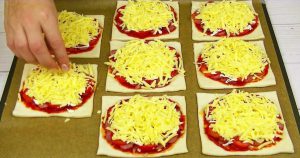 Мини – пиццы на слоеном тесте